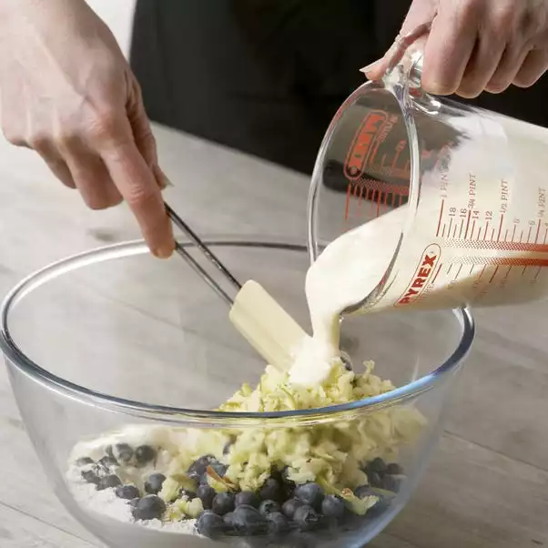 Pyrex Measuring Jug 4 Pyrex Measuring Jug - Image 2