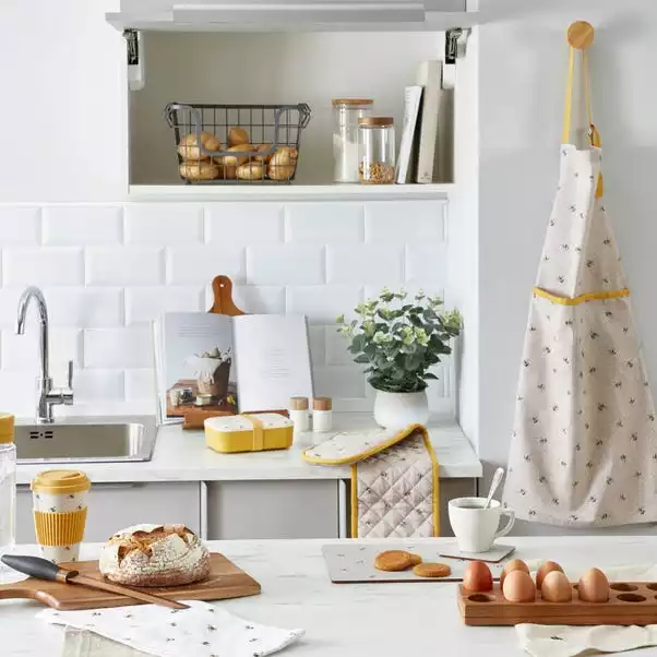 Dunelm Set Of 4 Bee Placemats 4 Dunelm Set Of 4 Bee Placemats - Image 2