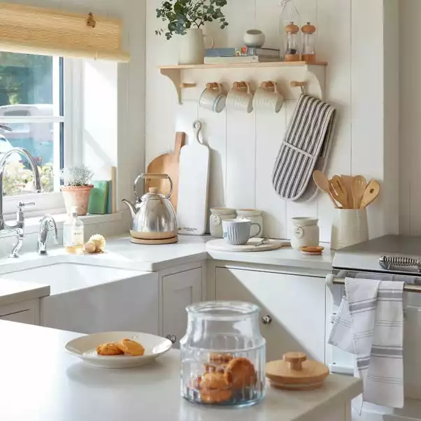 Dunelm Churchgate Rectangle Chopping Board 20cm 4 Dunelm Churchgate Rectangle Chopping Board 20cm - Image 2